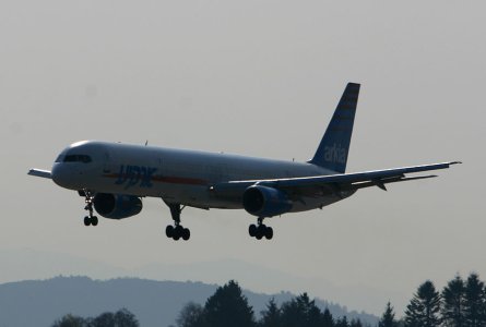 Arkia_757-300_4X-BAW_a_.jpg