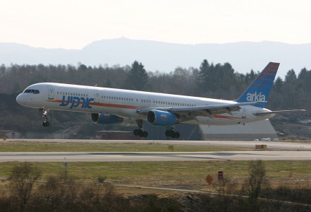 Arkia_757-300_4X-BAW_b_.jpg