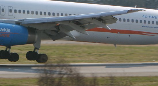 Arkia_757-300_4X-BAW_d_.jpg