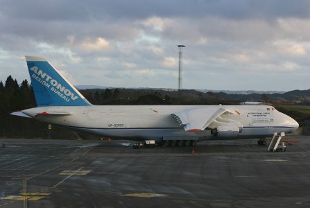 AN-124_UR-82009_c_17-04-2007_.jpg