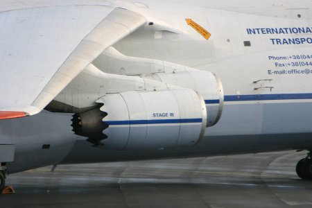 AN-124_UR-82009_d_17-04-2007_.jpg