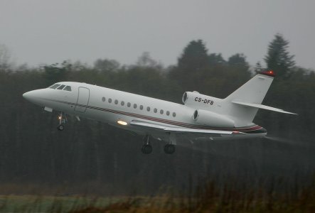 NetJetsEuropa_Falcon900_CS-DFB_b_.jpg