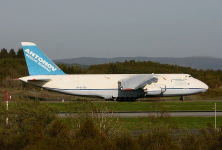 AN-124_UR-82008_a_04-05-2007_.jpg