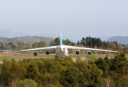 AN-124_UR-82008_c_04-05-2007_.jpg