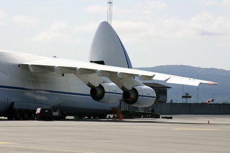 AN-124_UR-82008_bb_04-05-2007_.jpg