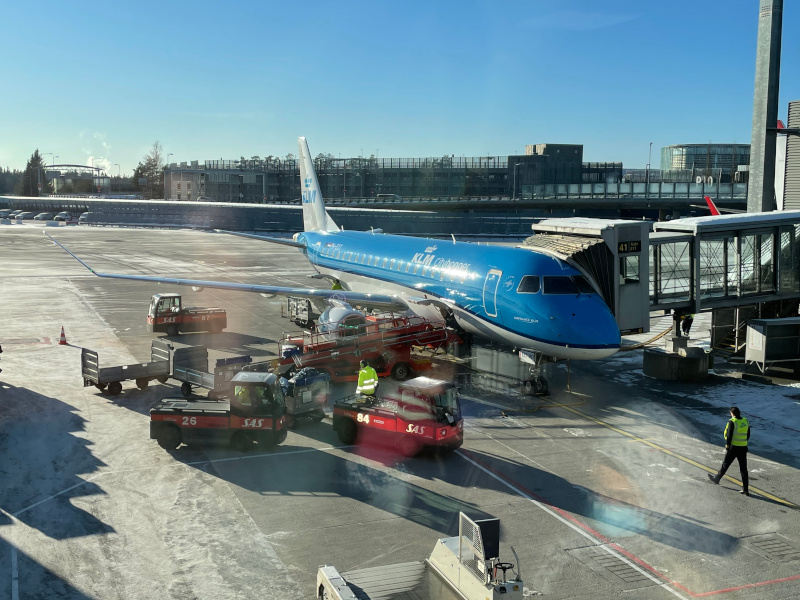 1-OSLKLMEmbraer.jpg