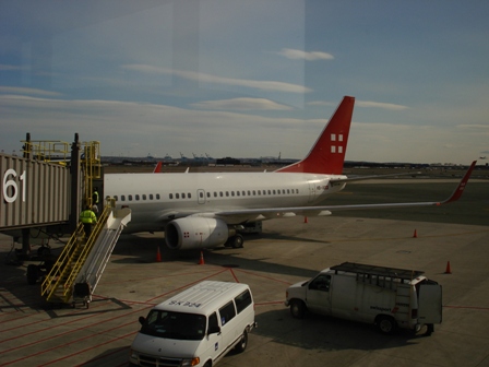 Lh412 23 feb framme pa Newark.jpg