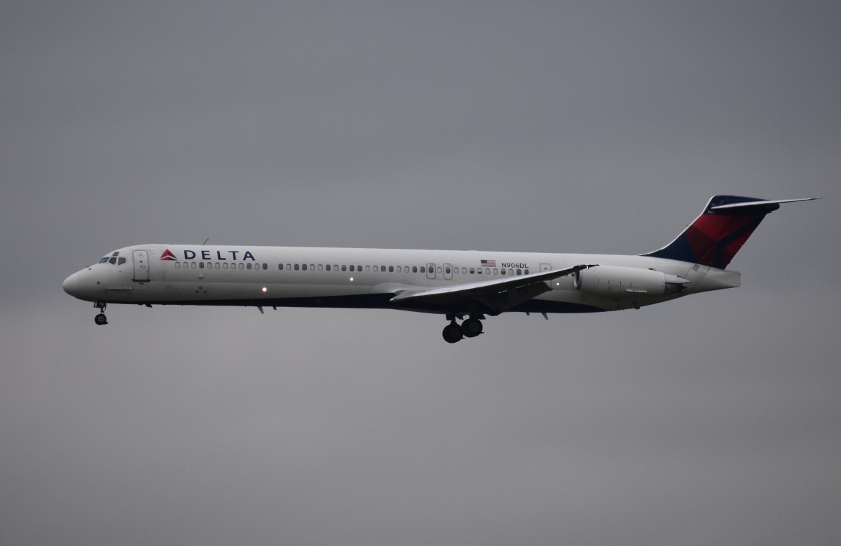 N906DL.jpg