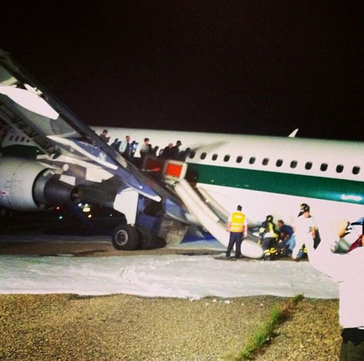 alitalia_a320_ei-eib_rome_130929_1.jpg