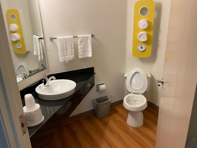 09-Motel6-Bad.jpg