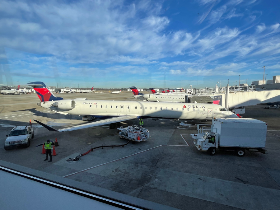 6-ATLCRJ900.jpg