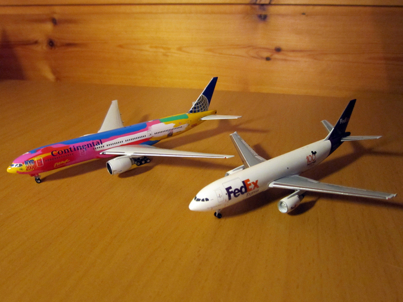 N77014 og N683FE.jpg