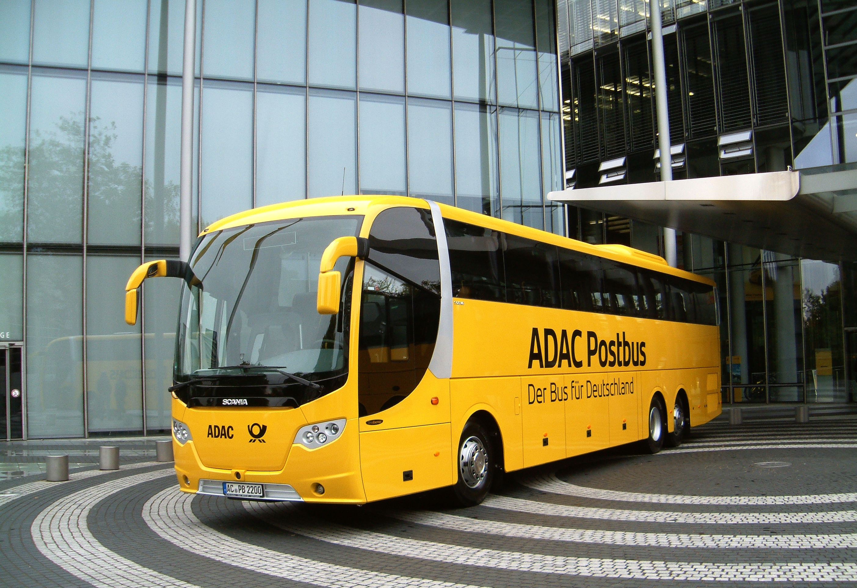 Postbus_vor_Konzernzentrale_2.jpg