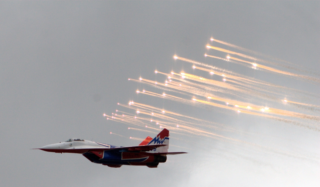 MiG-29%20releases%20flares.jpg