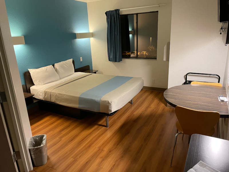 09-Motel6-Rom.jpg
