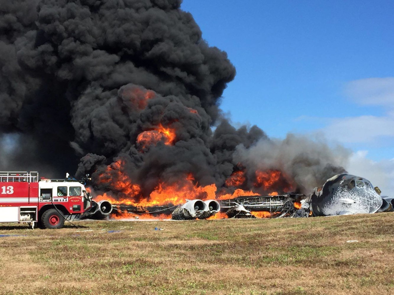 160518-guam-b52-crash_d0e5f36fb86604966f0c7bac71a2f1bc.nbcnews-ux-2880-1000.jpg